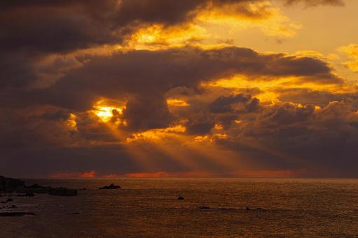 海に沈む夕日の光芒 海,風景,海岸の写真素材