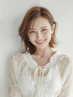 白い服を着た笑顔の若い女性の写真