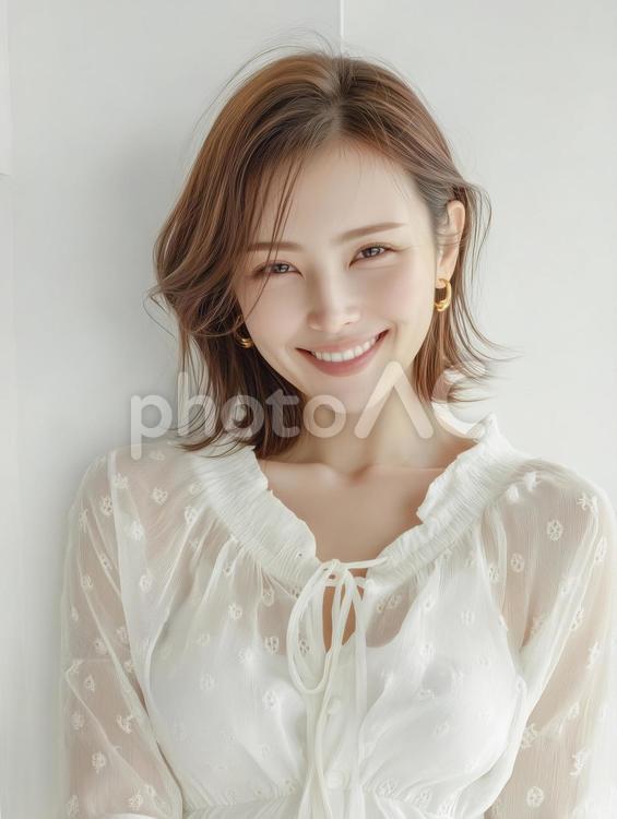 白い服を着た笑顔の若い女性 女性,若い,笑顔の写真素材