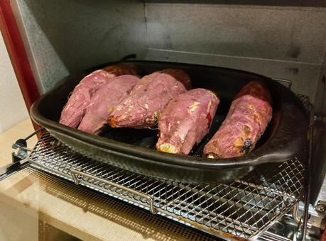 トースターで焼いたさつま芋 焼き芋,やきいも,焼きいもの写真素材