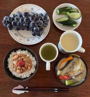 ご飯に納豆と梅大蒜とかつお梅などの朝食 ご飯に納豆と梅大蒜とかつお梅などの朝食の写真