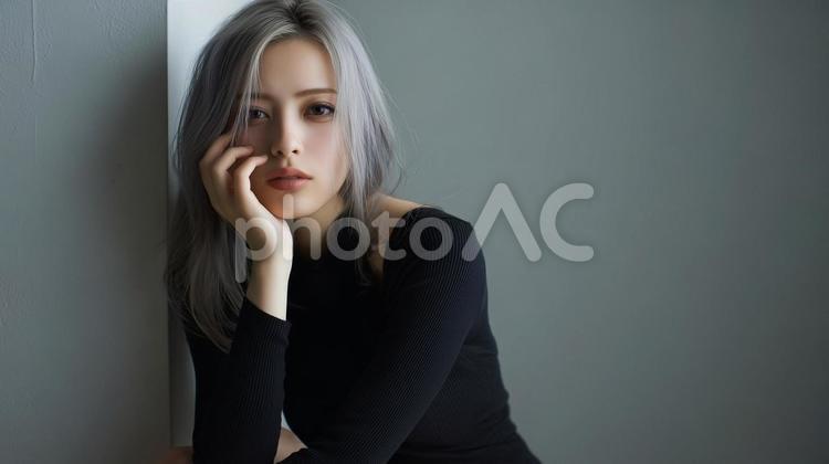 グレンヘアーの女性がこちらを見つめる 女性,グレンヘアー,頬杖の写真素材