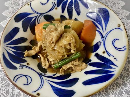 和食器に盛り付けした手作り肉じゃが 和食器に盛り付けした手作り肉じゃが おうちごはん,肉じゃが,和食の写真素材