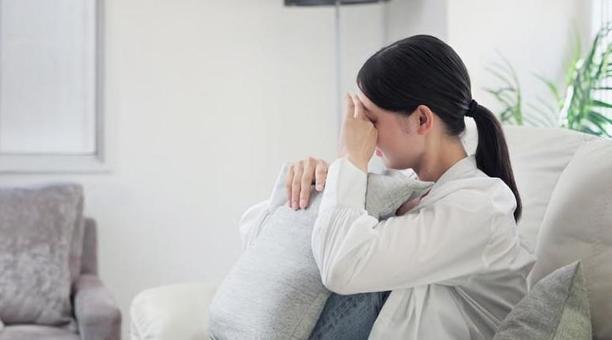 悲しくて泣くアジア人女性 悲しくて泣くアジア人女性 女性,泣く,悲しいの写真素材