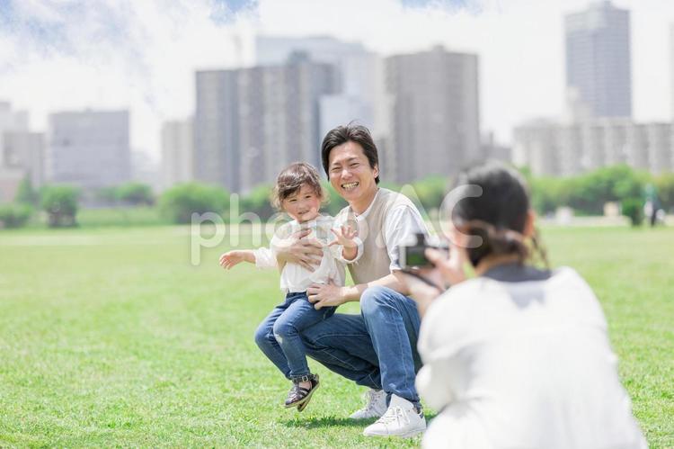 カメラで撮影をする親子 人物,家族,子供の写真素材