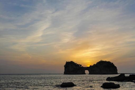 円月島の夕日【和歌山県西牟婁郡白浜町】 円月島の夕日【和歌山県西牟婁郡白浜町】 円月島,和歌山,白浜町の写真素材