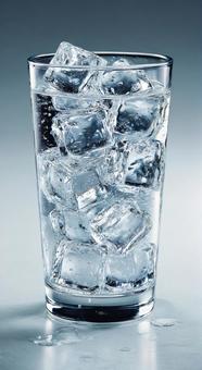 渇きを癒す、氷入りグラスのクローズアップ 渇きを癒す、氷入りグラスのクローズアップの写真