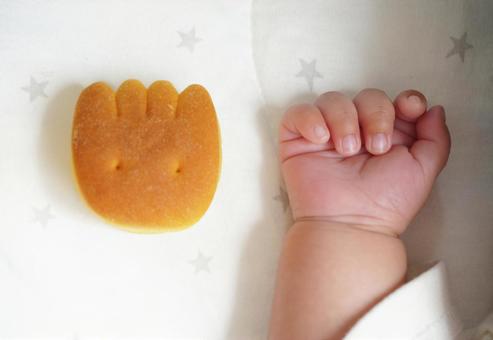 小さな手と手の形のパン 手,小さな手,手の形のパンの写真素材