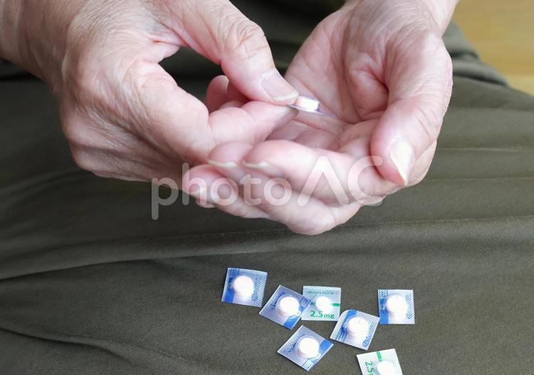 飲む薬を用意する高齢者の手元（女性） 薬,高齢者,女性の写真素材