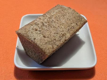 白磁の角皿のコーヒーのバウムクーヘン 洋菓子,焼き菓子,スイーツの写真素材