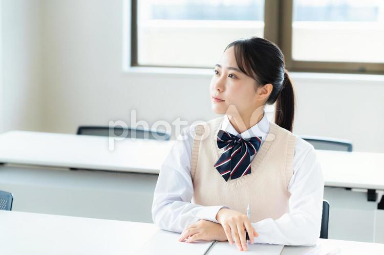 教室で勉強する学生 高校生,学生,女子高生の写真素材