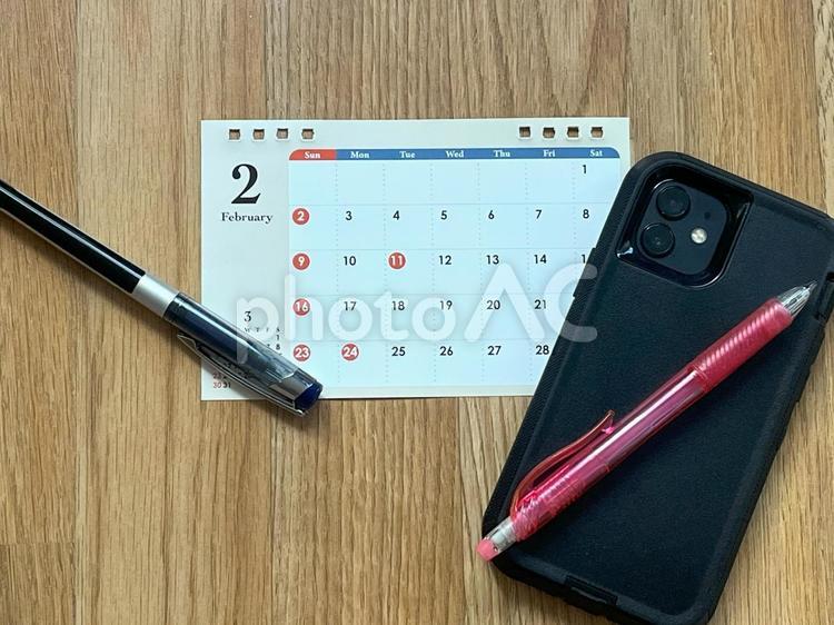 2月のカレンダー、スマホ・ペン・文房具 2月,カレンダー,卓上カレンダーの写真素材