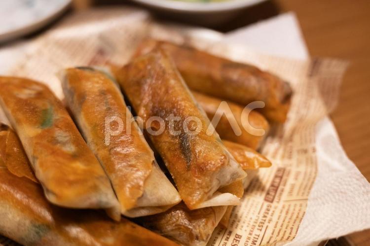 揚げたての春巻き 春巻き,揚げ物,中華料理の写真素材