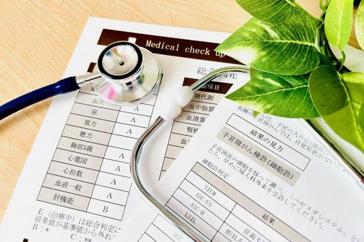 健康診断結果票と聴診器のイメージ 健康診断結果票と聴診器のイメージ 健康診断,健診,医療の写真素材
