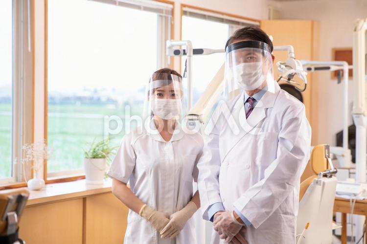 男性医師と看護師 歯医者,歯科衛生士,看護師の写真素材