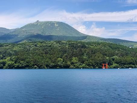 海賊船から見る箱根神社平和の鳥居と駒ヶ岳 海賊船から見る箱根神社平和の鳥居と駒ヶ岳 芦ノ湖,箱根神社,平和の鳥居の写真素材