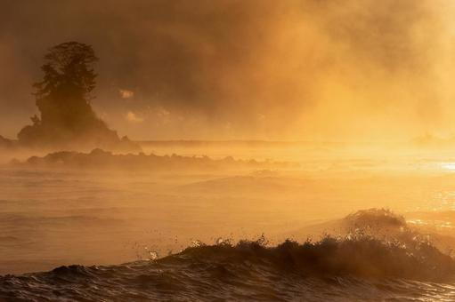 雨晴海岸の気嵐と女岩 年賀状,正月,謹賀新年の写真素材