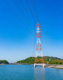 海沿いに立つ鉄塔 海沿いに立つ鉄塔 鉄塔,高圧鉄塔,送電線の写真素材