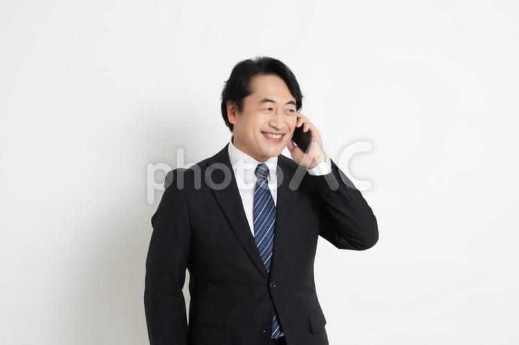電話をしている中年のサラリーマン男性 中年,上司,会社員の写真素材