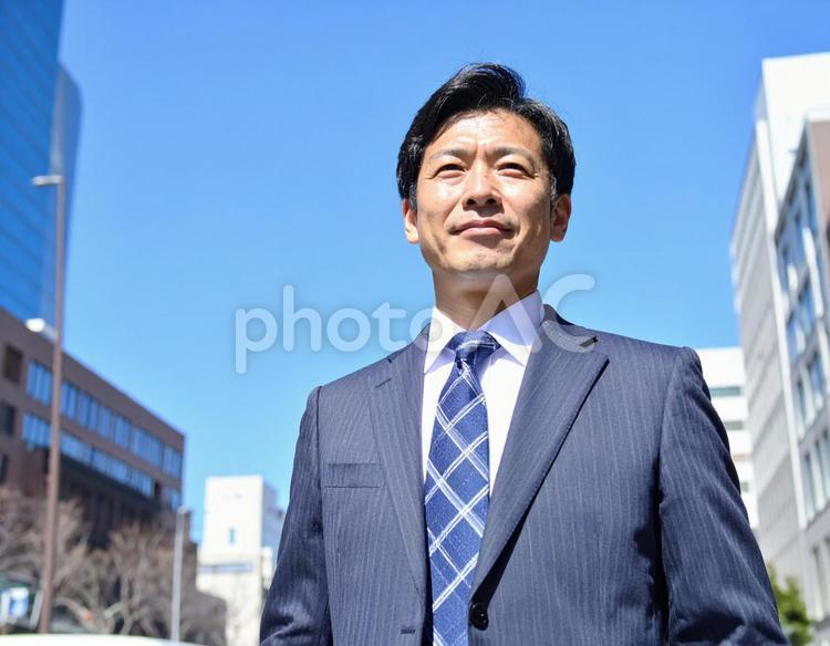 青空の下の男性ビジネスマン ビジネスマン,男性,人物の写真素材