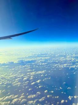 地球の機窓とブルースカイ 地球の機窓とブルースカイ 青空,空,ブルースカイの写真素材