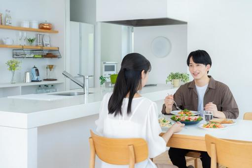 ダイニングで食事をする若い夫婦 ダイニングで食事をする若い夫婦 食事,夫婦,料理の写真素材