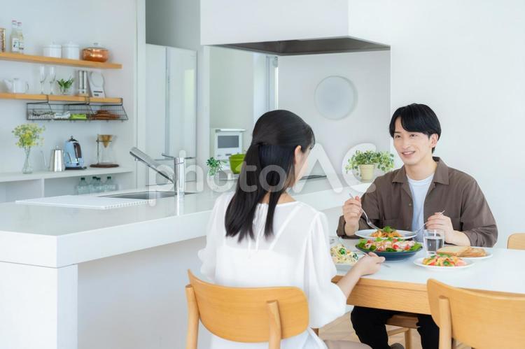 ダイニングで食事をする若い夫婦 食事,夫婦,料理の写真素材