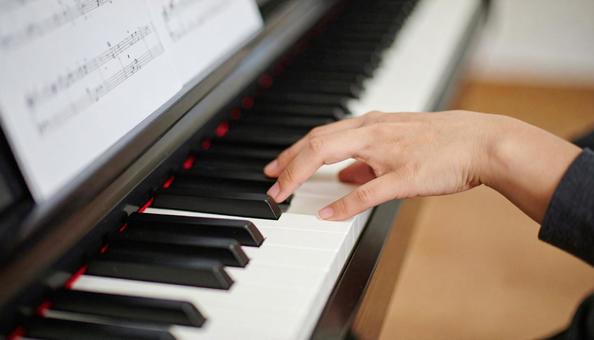 音楽指導者を目指すピアノを弾く女の子 音楽指導者を目指すピアノを弾く女の子の写真