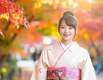 秋・もみじと和装の彼女の写真