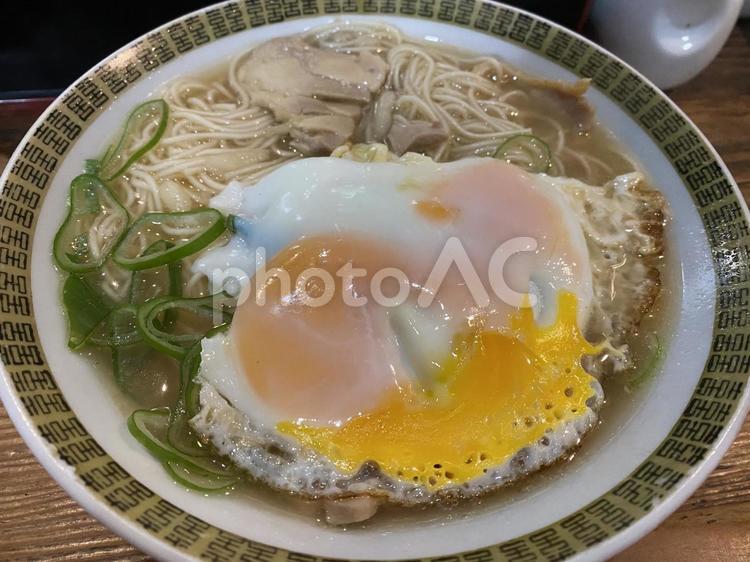 目玉焼きがのった麺 目玉焼き,にゅうめん,ラーメンの写真素材