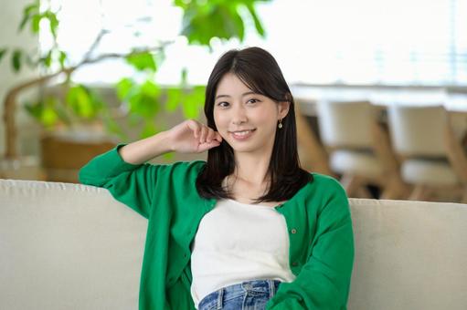 ソファでくつろぐ日本人女性 ソファでくつろぐ日本人女性 女性,笑顔,日本人の写真素材