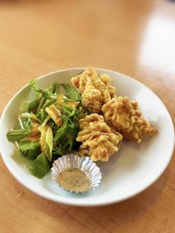 お皿に盛られた鶏の唐揚げとサラダ お皿に盛られた鶏の唐揚げとサラダ 鶏の唐揚げ,鶏のから揚げ,から揚げの写真素材