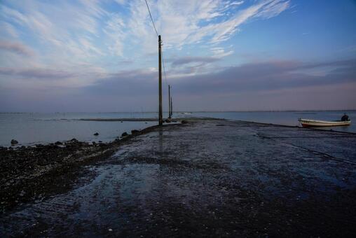 静寂の水辺、空へ続く道 海,水辺,干潟の写真素材