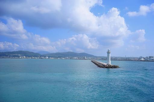 青い海と白い灯台 青い海と白い灯台 灯台,海,沖縄の写真素材