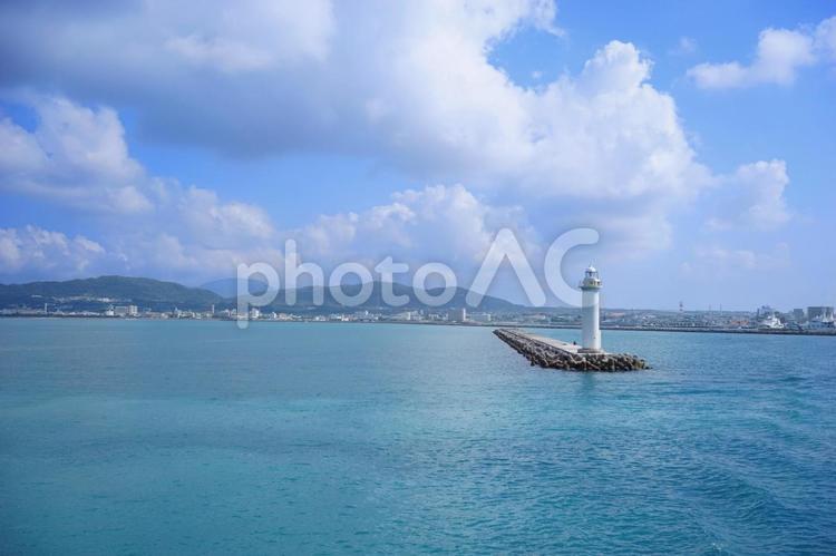 青い海と白い灯台 灯台,海,沖縄の写真素材