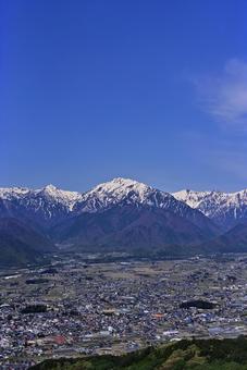 鷹狩山から見た大町市と北アルプスの山々 鷹狩山から見た大町市と北アルプスの山々 北アルプス,山岳,七倉岳の写真素材