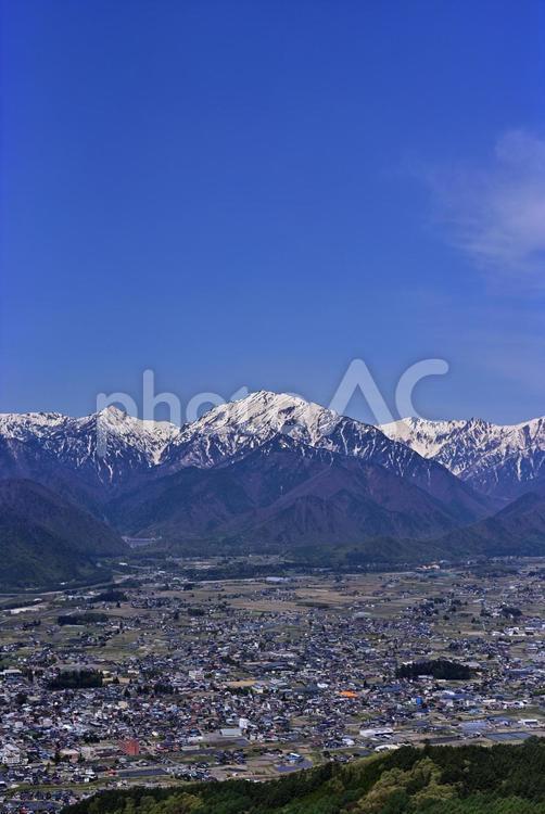 鷹狩山から見た大町市と北アルプスの山々 北アルプス,山岳,七倉岳の写真素材