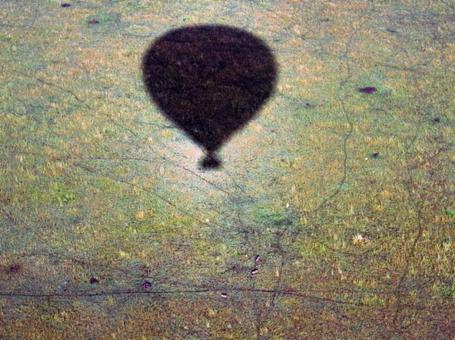 気球の影の写真