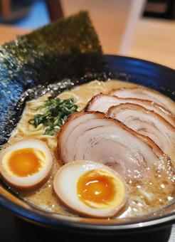 醤油豚骨らーめん 醤油豚骨らーめんの写真