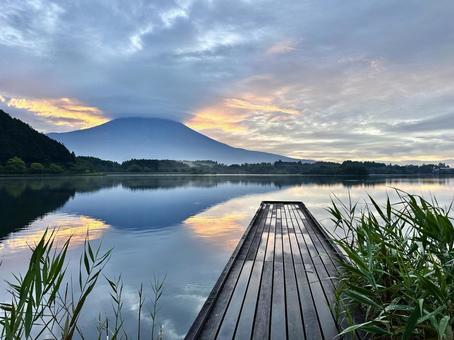 静かな朝の田貫湖と富士山 静かな朝の田貫湖と富士山の写真