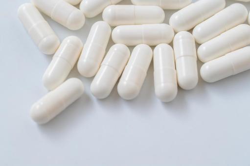 白い背景に錠剤カプセル薬 白い背景に錠剤カプセル薬 薬,カプセル,錠剤の写真素材