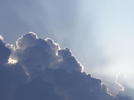 傾きかけた太陽に照らされた雲 傾きかけた太陽に照らされた雲の写真