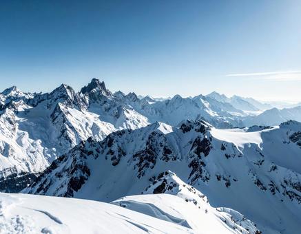 澄んだ空の下に広がる雪山 澄んだ空の下に広がる雪山の写真