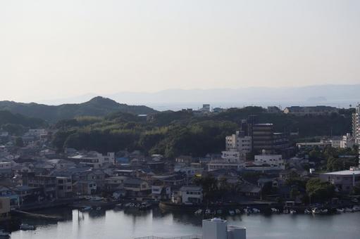 港と港町と海と霞む山と空の風景 港と港町と海と霞む山と空の風景の写真