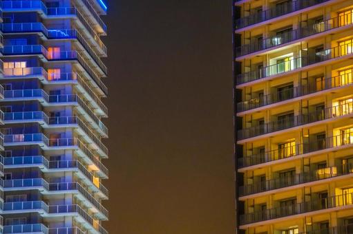 ネオンライトのマンションイメージ ネオンライトのマンションイメージ ネオンライト,マンション,夜の写真素材