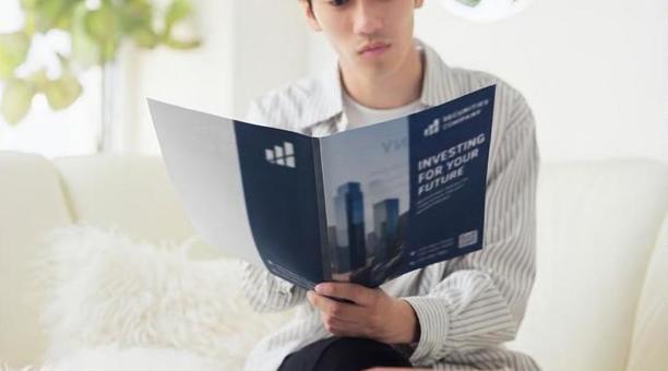 投資について考えるアジア人男性 投資について考えるアジア人男性 男性,投資,考えるの写真素材