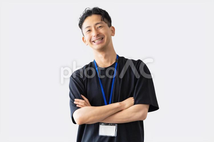 腕組みをして微笑む男性ビジネスマン 男性,腕組み,笑顔の写真素材