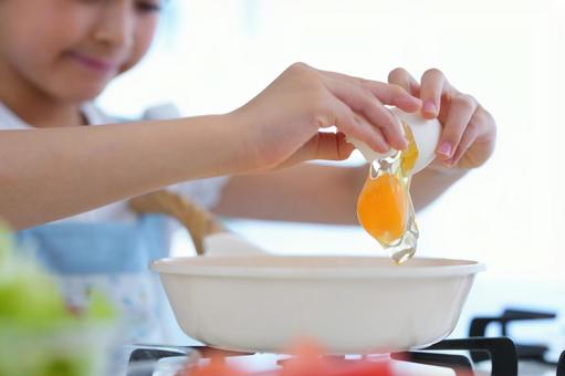 料理をする子どものクローズアップの写真