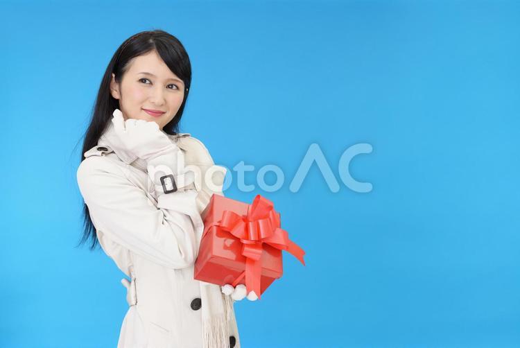 プレゼントを持つ笑顔の女性 女性,女,プレゼントの写真素材