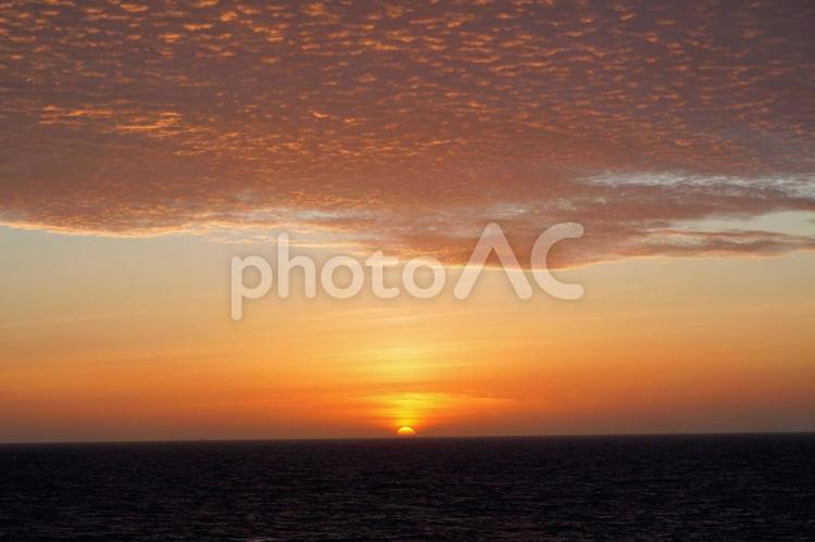 島根県沖合いの日本海に沈む夕日 夕日,海,日本海の写真素材
